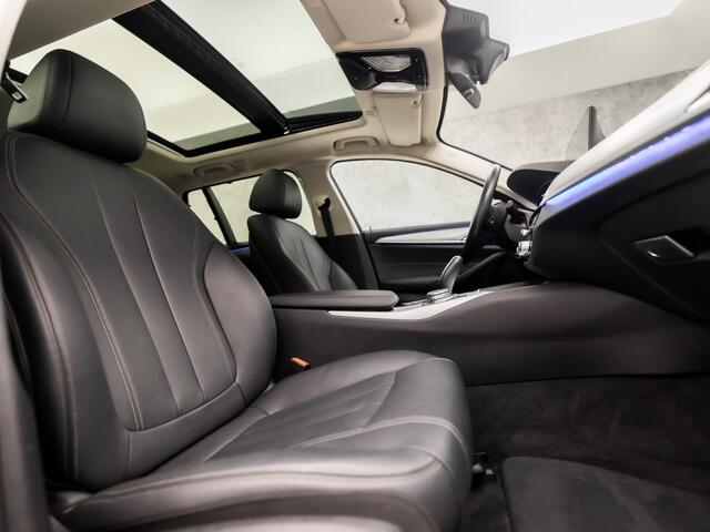 BMW 5-SERIE Touring 520d Executive 191Pk Automaat (PANORAMADAK, VIRTUAL COCKPIT, APPLE CARPLAY, SFEERVERLICHTING, GROOT NAVI, LEDER, ELEK SPORTSTOELEN, STOELVERWARMING, ELEK ACHTERKLEP, GETINT GLAS, TREKHAAK, NIEUWE APK, NIEUW
