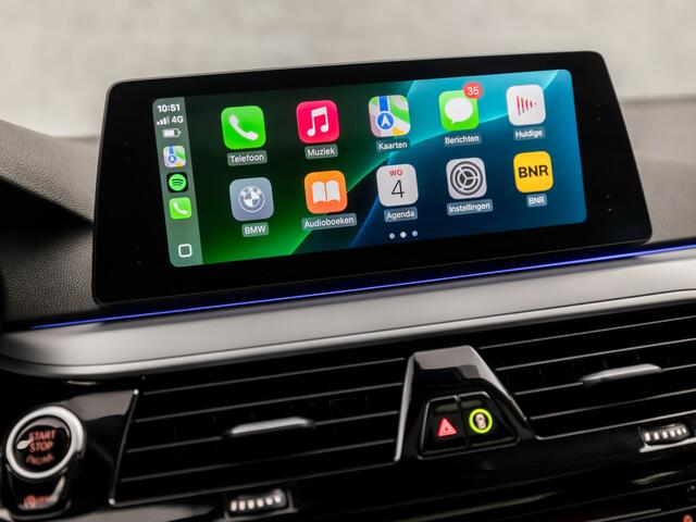 BMW 5-SERIE Touring 520d Executive 191Pk Automaat (PANORAMADAK, VIRTUAL COCKPIT, APPLE CARPLAY, SFEERVERLICHTING, GROOT NAVI, LEDER, ELEK SPORTSTOELEN, STOELVERWARMING, ELEK ACHTERKLEP, GETINT GLAS, TREKHAAK, NIEUWE APK, NIEUW