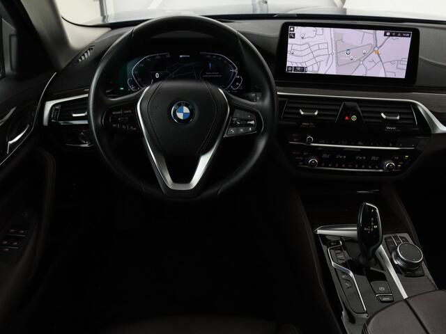 BMW 5-SERIE 530e xDrive High Executive | Luxury Line | Panoramadak | Nappaleder | Stoelventilatie | Head-Up | Carplay | Live Cockpit | Adaptive LED | Stoelverwarming | Navigatie | PHEV