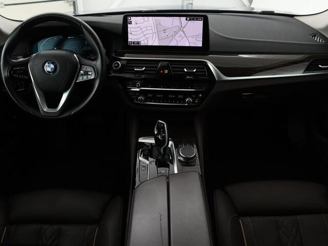 BMW 5-SERIE 530e xDrive High Executive | Luxury Line | Panoramadak | Nappaleder | Stoelventilatie | Head-Up | Carplay | Live Cockpit | Adaptive LED | Stoelverwarming | Navigatie | PHEV