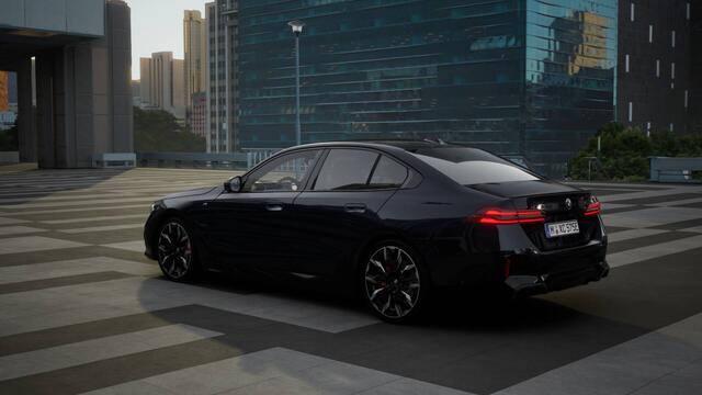 BMW 5-SERIE 530e M Sport Automaat / Panoramadak / Stoelventilatie / Bowers & Wilkins / Comfort Access / Comfortstoelen / Stoelverwarming / Adaptieve LED / Sportonderstel / Parking Assistant Plus