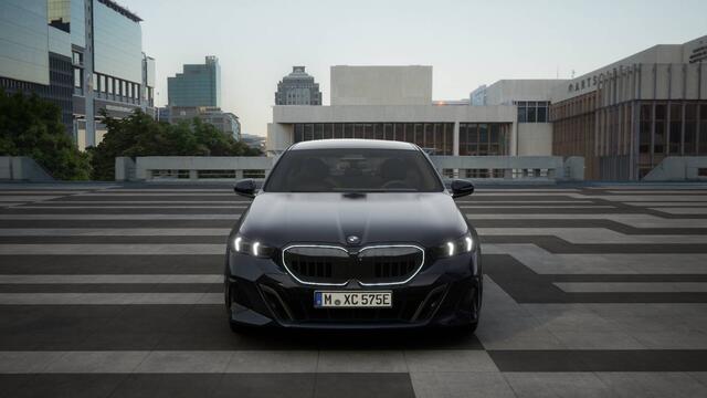 BMW 5-SERIE 530e M Sport Automaat / Panoramadak / Stoelventilatie / Bowers & Wilkins / Comfort Access / Comfortstoelen / Stoelverwarming / Adaptieve LED / Sportonderstel / Parking Assistant Plus