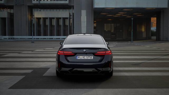 BMW 5-SERIE 530e M Sport Automaat / Panoramadak / Stoelventilatie / Bowers & Wilkins / Comfort Access / Comfortstoelen / Stoelverwarming / Adaptieve LED / Sportonderstel / Parking Assistant Plus