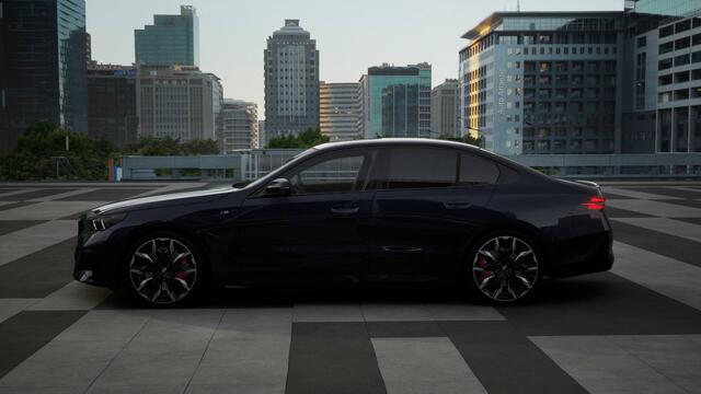 BMW 5-SERIE 530e M Sport Automaat / Panoramadak / Stoelventilatie / Bowers & Wilkins / Comfort Access / Comfortstoelen / Stoelverwarming / Adaptieve LED / Sportonderstel / Parking Assistant Plus