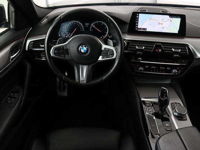 BMW 5-SERIE 520d xDrive M-Sport | Leder | Sportstoelen | Camera | Full LED | Trekhaak | Keyless | Navigatie | Sfeerverlichting | Climate control