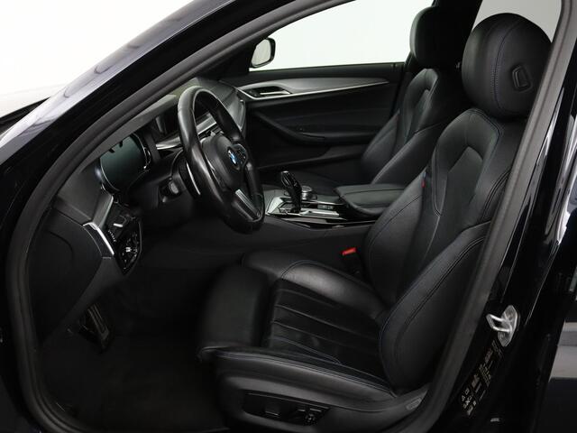 BMW 5-SERIE 520d xDrive M-Sport | Leder | Sportstoelen | Camera | Full LED | Trekhaak | Keyless | Navigatie | Sfeerverlichting | Climate control
