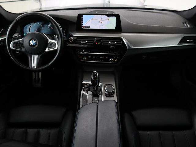 BMW 5-SERIE 520d xDrive M-Sport | Leder | Sportstoelen | Camera | Full LED | Trekhaak | Keyless | Navigatie | Sfeerverlichting | Climate control