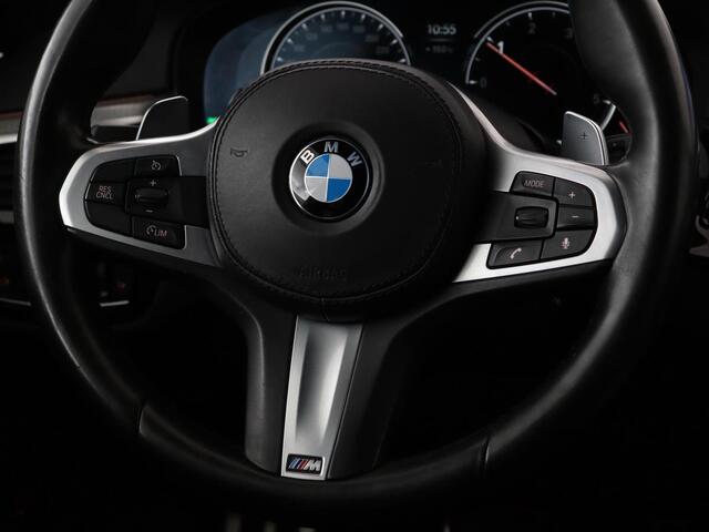 BMW 5-SERIE 520d xDrive M-Sport | Leder | Sportstoelen | Camera | Full LED | Trekhaak | Keyless | Navigatie | Sfeerverlichting | Climate control