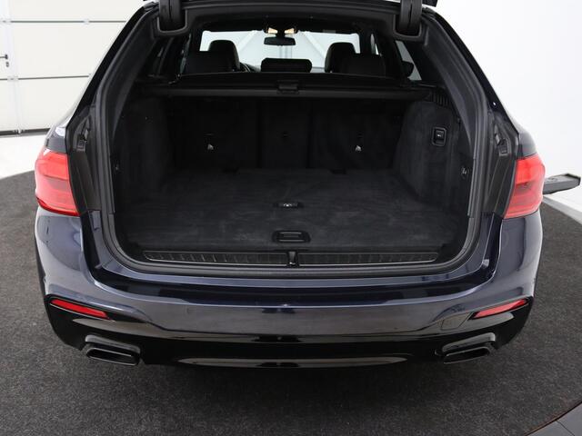 BMW 5-SERIE 520d xDrive M-Sport | Leder | Sportstoelen | Camera | Full LED | Trekhaak | Keyless | Navigatie | Sfeerverlichting | Climate control