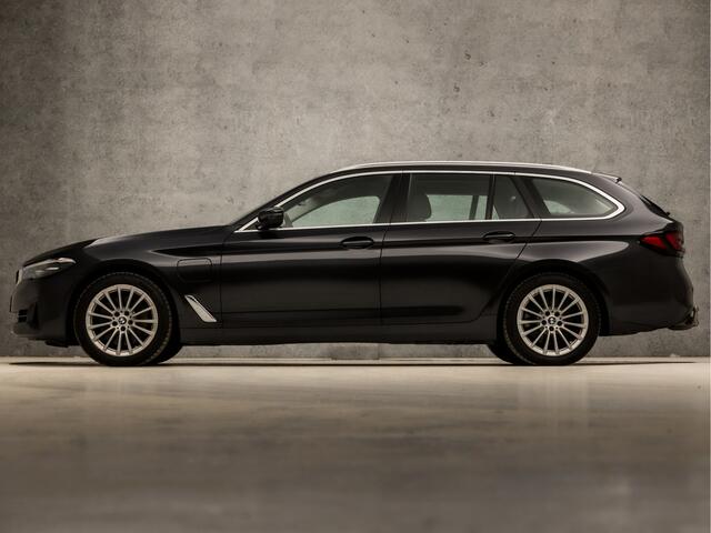 BMW 5-SERIE Touring 530e Sportline 293Pk Automaat (APPLE CARPLAY, GROOT NAVI, DEALER ONDERHOUDEN, CAMERA, SFEERVERLICHTING, LEDER, SPORTSTOELEN, ADAPTIVE CRUISE, TREKHAAK ELEKTRISCH, NIEUWSTAAT)