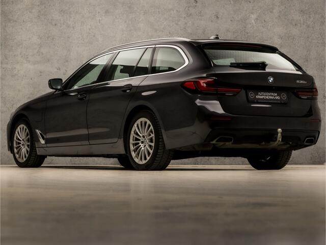 BMW 5-SERIE Touring 530e Sportline 293Pk Automaat (APPLE CARPLAY, GROOT NAVI, DEALER ONDERHOUDEN, CAMERA, SFEERVERLICHTING, LEDER, SPORTSTOELEN, ADAPTIVE CRUISE, TREKHAAK ELEKTRISCH, NIEUWSTAAT)