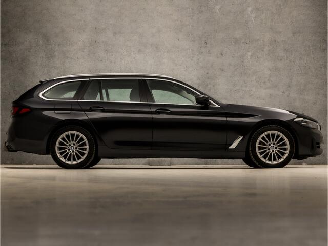 BMW 5-SERIE Touring 530e Sportline 293Pk Automaat (APPLE CARPLAY, GROOT NAVI, DEALER ONDERHOUDEN, CAMERA, SFEERVERLICHTING, LEDER, SPORTSTOELEN, ADAPTIVE CRUISE, TREKHAAK ELEKTRISCH, NIEUWSTAAT)