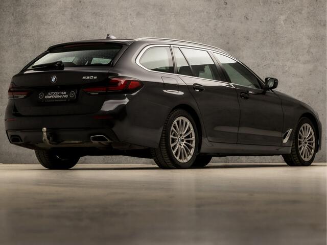 BMW 5-SERIE Touring 530e Sportline 293Pk Automaat (APPLE CARPLAY, GROOT NAVI, DEALER ONDERHOUDEN, CAMERA, SFEERVERLICHTING, LEDER, SPORTSTOELEN, ADAPTIVE CRUISE, TREKHAAK ELEKTRISCH, NIEUWSTAAT)