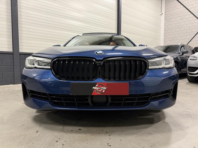BMW 5-SERIE Touring 530e High Exe PANO/TREKHAAK/ACC/LEER/CAMERA/SHADOW-LINE/STANDKACHEL/18"M-SPORT/M-SPORTSTUUR/PRIVACY/ADAPTIVE-LED/PHYTONICBLAU METALLIC/VOLLEDIG BMW DEALER HISTORIE, RECENT GROTE OH BEURT GEHAD