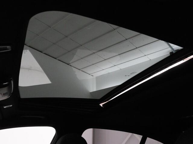 BMW 5-SERIE 530e iPerformance M-sport | Schuifdak | Camera | Alcantara | Stoelverwarming | Carplay | Elektrische sportstoelen | Full LED | Navigatie | Live Cockpit