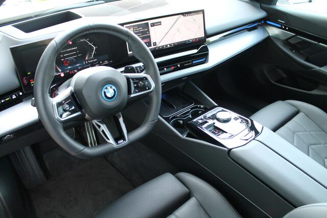 BMW 5-SERIE Touring 530e xDrive M Sport Automaat / Panoramadak / Trekhaak / Parking Assistant Professional / Adaptieve LED / Stoelventilatie / Comfort Access