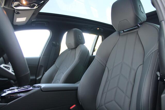 BMW 5-SERIE Touring 530e xDrive M Sport Automaat / Panoramadak / Trekhaak / Parking Assistant Professional / Adaptieve LED / Stoelventilatie / Comfort Access