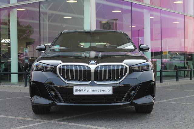 BMW 5-SERIE Touring 530e xDrive M Sport Automaat / Panoramadak / Trekhaak / Parking Assistant Professional / Adaptieve LED / Stoelventilatie / Comfort Access