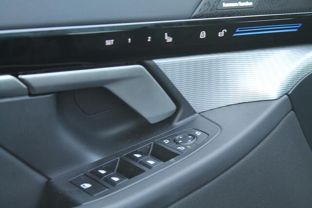 BMW 5-SERIE Touring 530e xDrive M Sport Automaat / Panoramadak / Trekhaak / Parking Assistant Professional / Adaptieve LED / Stoelventilatie / Comfort Access