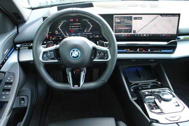 BMW 5-SERIE Touring 530e xDrive M Sport Automaat / Panoramadak / Trekhaak / Parking Assistant Professional / Adaptieve LED / Stoelventilatie / Comfort Access