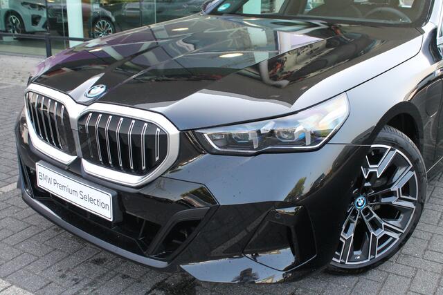 BMW 5-SERIE Touring 530e xDrive M Sport Automaat / Panoramadak / Trekhaak / Parking Assistant Professional / Adaptieve LED / Stoelventilatie / Comfort Access