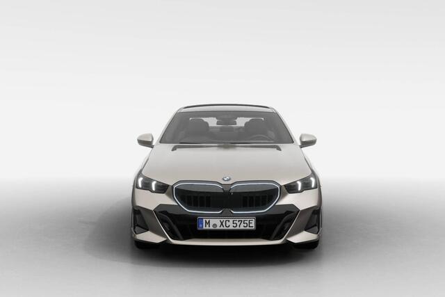 BMW 5-SERIE Sedan 530e M Sport Edition | M Sport Pro | Innovation Pack | Travel Pack | Comfort Pack | Glazen panoramadak | Trekhaak