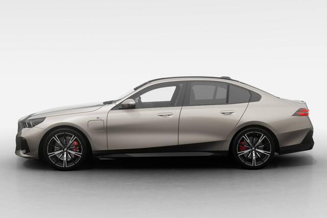 BMW 5-SERIE Sedan 530e M Sport Edition | M Sport Pro | Innovation Pack | Travel Pack | Comfort Pack | Glazen panoramadak | Trekhaak