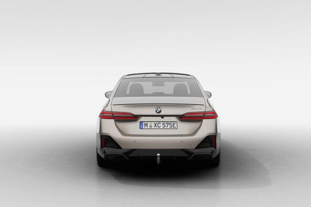 BMW 5-SERIE Sedan 530e M Sport Edition | M Sport Pro | Innovation Pack | Travel Pack | Comfort Pack | Glazen panoramadak | Trekhaak