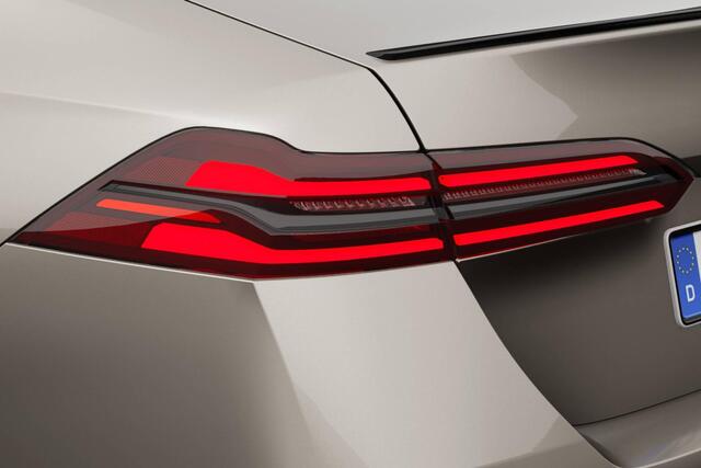 BMW 5-SERIE Sedan 530e M Sport Edition | M Sport Pro | Innovation Pack | Travel Pack | Comfort Pack | Glazen panoramadak | Trekhaak
