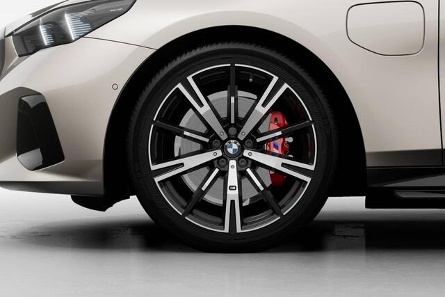 BMW 5-SERIE Sedan 530e M Sport Edition | M Sport Pro | Innovation Pack | Travel Pack | Comfort Pack | Glazen panoramadak | Trekhaak