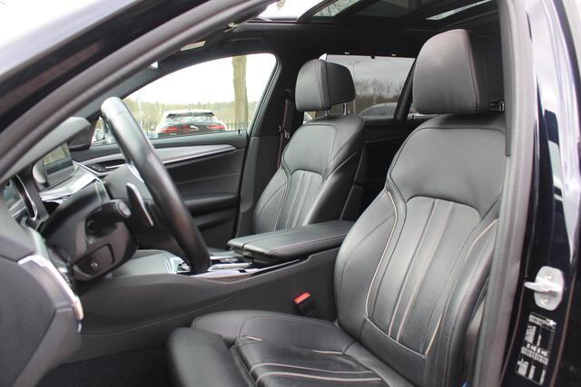BMW 5-SERIE Touring 520d High Exe. M Sport / Panoramadak / Camera / Head-up / 19'' / Leder / Navigatie / Stoelverwarming / Cruise Control