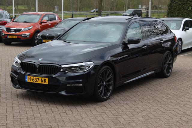 BMW 5-SERIE Touring 520d High Exe. M Sport / Panoramadak / Camera / Head-up / 19'' / Leder / Navigatie / Stoelverwarming / Cruise Control