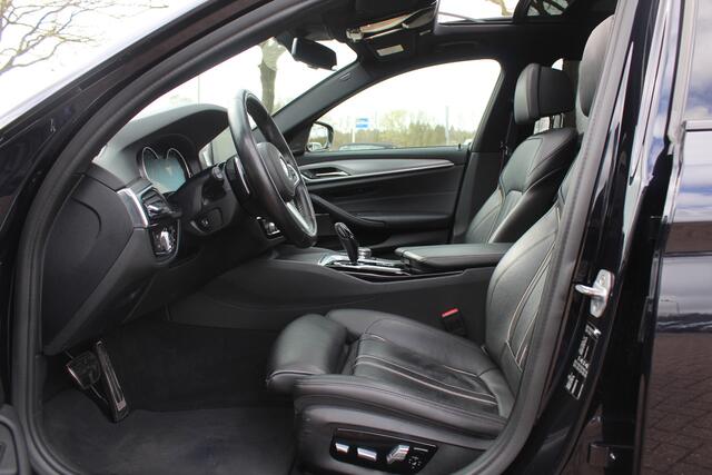 BMW 5-SERIE Touring 520d High Exe. M Sport / Panoramadak / Camera / Head-up / 19'' / Leder / Navigatie / Stoelverwarming / Cruise Control