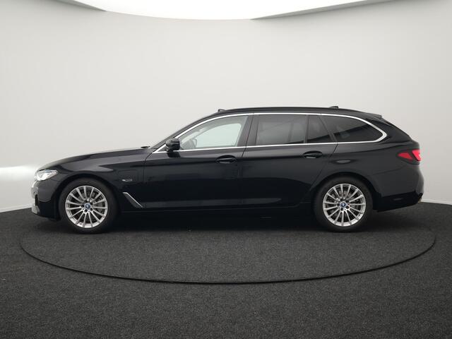 BMW 5-SERIE Touring 530e xDrive High Executive Plug In Hybrid PHEV | Trekhaak af Fabriek | Adaptive Cruise | Laser LED | Lederen Comfortstoelen Memory | Head Up | Harman Kardon | Camera | Keyless | Apple Carplay |