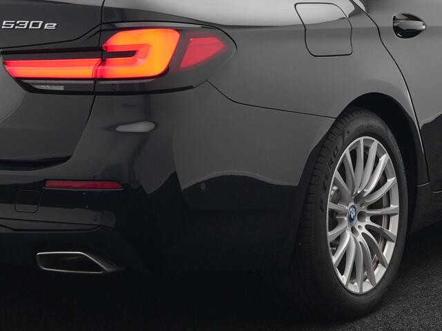 BMW 5-SERIE Touring 530e xDrive High Executive Plug In Hybrid PHEV | Trekhaak af Fabriek | Adaptive Cruise | Laser LED | Lederen Comfortstoelen Memory | Head Up | Harman Kardon | Camera | Keyless | Apple Carplay |