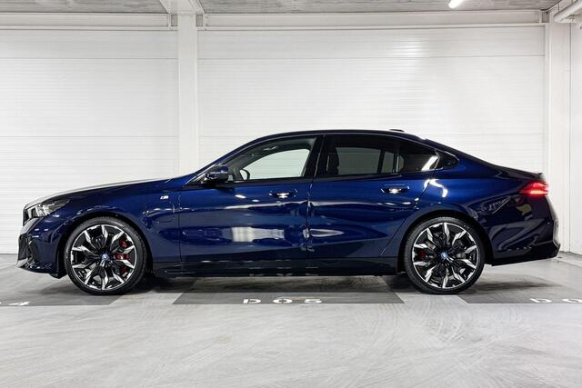 BMW 5-SERIE Sedan 550e xDrive | M-Sport Pro | Travel Pack | Innovation Pack | Comfort Pack | Driving Assistant Professional | Bowers&Wilkins | Panoramadak | Comfort Access | Trekhaak