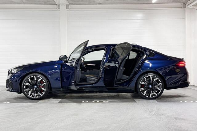 BMW 5-SERIE Sedan 550e xDrive | M-Sport Pro | Travel Pack | Innovation Pack | Comfort Pack | Driving Assistant Professional | Bowers&Wilkins | Panoramadak | Comfort Access | Trekhaak