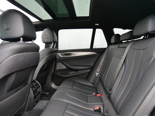 BMW 5-SERIE Touring 530i 252pk High Executive Automaat M-Sport / Trekhaak / Schuifdak / Harman Kardon