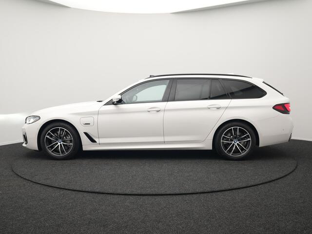 BMW 5-SERIE Touring 530e M Sport Plug In Hybrid 293pk PHEV | Trekhaak af Fabriek | Laser LED | Adaptive Cruise | Harman Kardon | Lederen Sportstoelen Verwarmd | Keyless | Camera | Sfeerverlichting | Navi Prof |