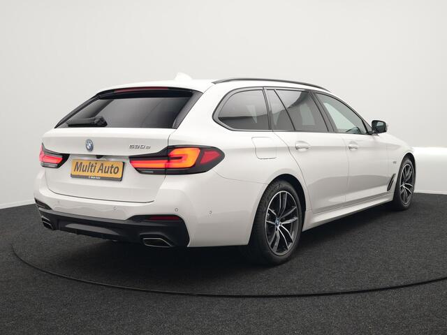 BMW 5-SERIE Touring 530e M Sport Plug In Hybrid 293pk PHEV | Trekhaak af Fabriek | Laser LED | Adaptive Cruise | Harman Kardon | Lederen Sportstoelen Verwarmd | Keyless | Camera | Sfeerverlichting | Navi Prof |