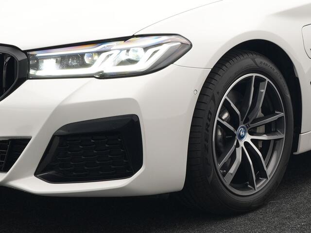 BMW 5-SERIE Touring 530e M Sport Plug In Hybrid 293pk PHEV | Trekhaak af Fabriek | Laser LED | Adaptive Cruise | Harman Kardon | Lederen Sportstoelen Verwarmd | Keyless | Camera | Sfeerverlichting | Navi Prof |