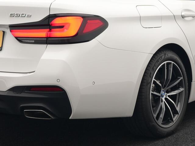 BMW 5-SERIE Touring 530e M Sport Plug In Hybrid 293pk PHEV | Trekhaak af Fabriek | Laser LED | Adaptive Cruise | Harman Kardon | Lederen Sportstoelen Verwarmd | Keyless | Camera | Sfeerverlichting | Navi Prof |
