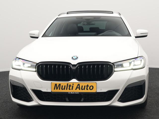 BMW 5-SERIE Touring 530e M Sport Plug In Hybrid 293pk PHEV | Trekhaak af Fabriek | Laser LED | Adaptive Cruise | Harman Kardon | Lederen Sportstoelen Verwarmd | Keyless | Camera | Sfeerverlichting | Navi Prof |