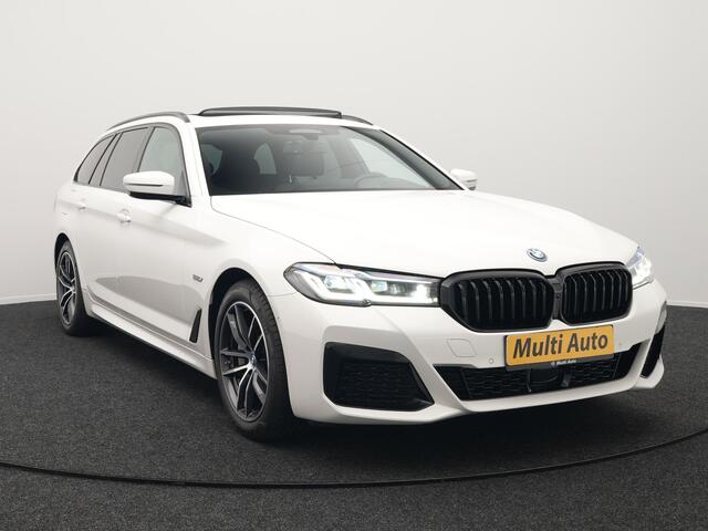 BMW 5-SERIE Touring 530e M Sport Plug In Hybrid 293pk PHEV | Trekhaak af Fabriek | Laser LED | Adaptive Cruise | Harman Kardon | Lederen Sportstoelen Verwarmd | Keyless | Camera | Sfeerverlichting | Navi Prof |