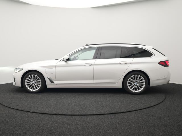 BMW 5-SERIE Touring 530e xDrive Luxury Line Plug In Hybrid 293pk PHEV | Panodak | Laser LED | 360 Camera | Lederen Comfortstoelen Memory | Head Up | Keyless | Stuur Verwarmd | BLIS |