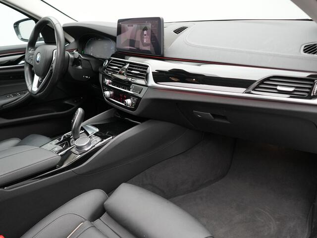 BMW 5-SERIE Touring 530e xDrive Luxury Line Plug In Hybrid 293pk PHEV | Panodak | Laser LED | 360 Camera | Lederen Comfortstoelen Memory | Head Up | Keyless | Stuur Verwarmd | BLIS |