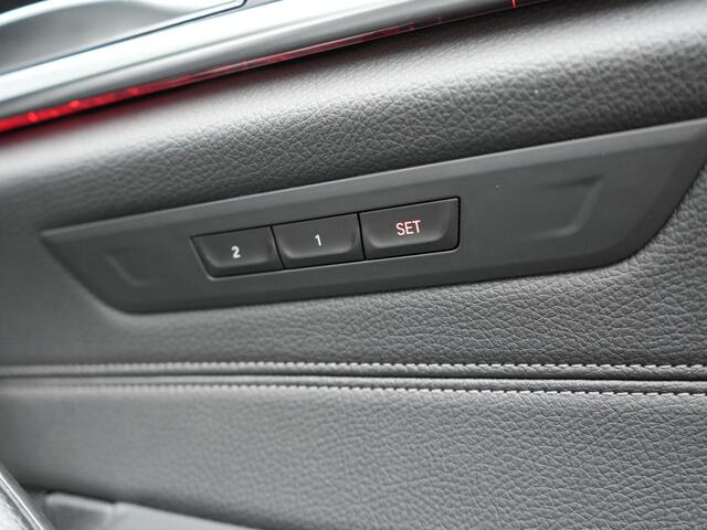 BMW 5-SERIE Touring 530e xDrive Luxury Line Plug In Hybrid 293pk PHEV | Panodak | Laser LED | 360 Camera | Lederen Comfortstoelen Memory | Head Up | Keyless | Stuur Verwarmd | BLIS |