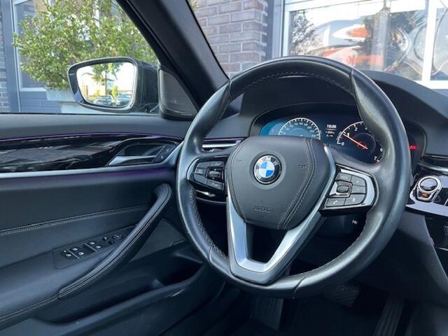 BMW 5-SERIE 530i SPORT TOURING - PANO - HARMAN KARDON - 20 INCH - ORG. NL.