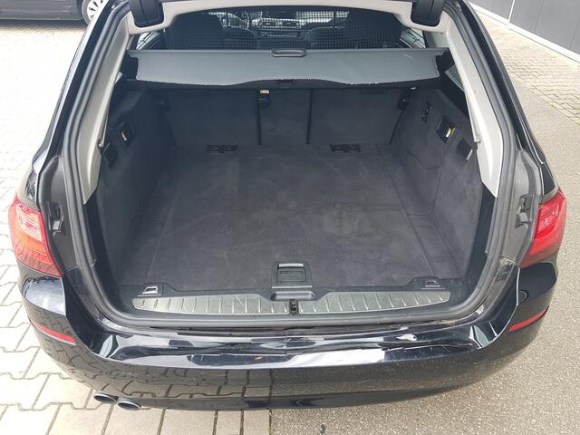 BMW 5-SERIE Touring 520i Black & Silver line Executive