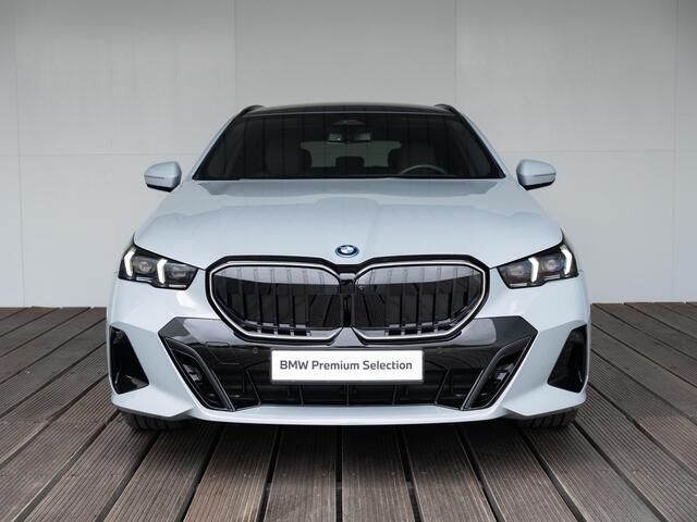 BMW 5-SERIE Touring 530e | M Sportpakket Pro | Innovation Pack | Verwarmd Stuurwiel | Comfort Access | Panoramadak | Harman-Kardon | Trekhaak